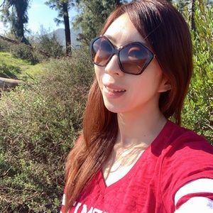 Meet your Posher, Yadi